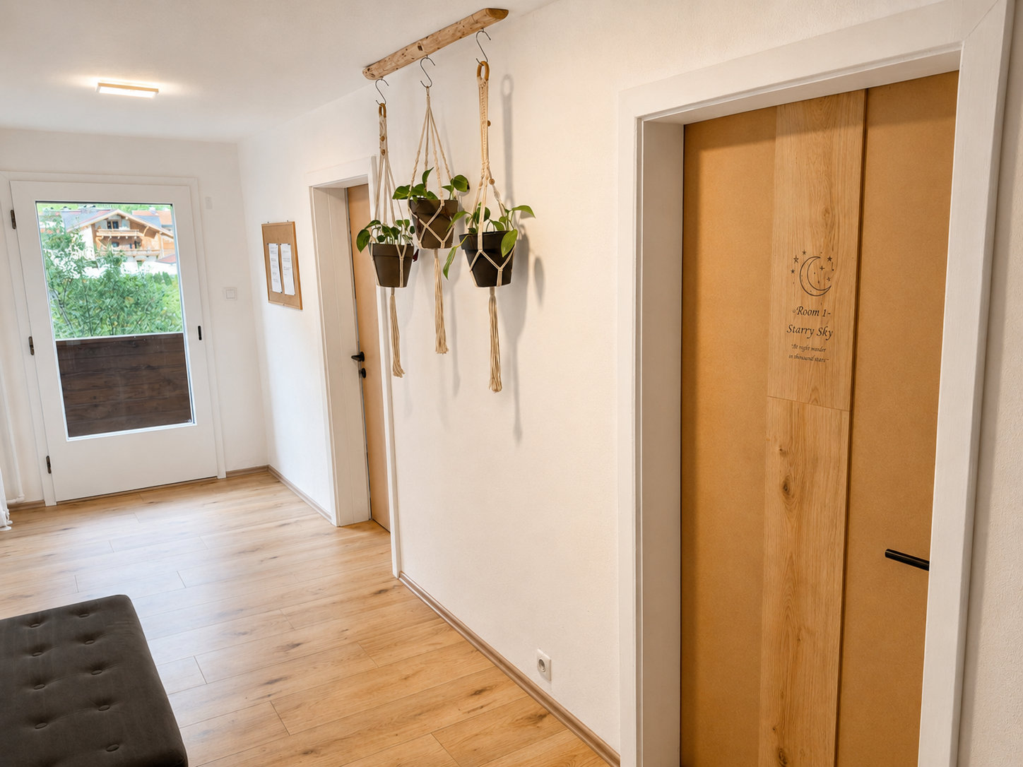 The entrance hall with ski-tip coat racks and shelving